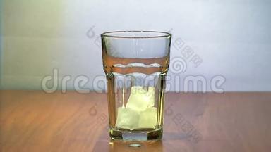 失败的人把冰扔进玻璃里。 不准确的柠檬水，苏打水。 慢动作使音频
